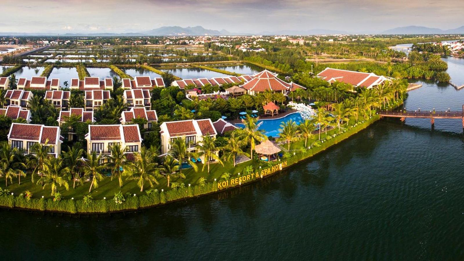 Bãi biển riêng tại Koi Resort Hội An