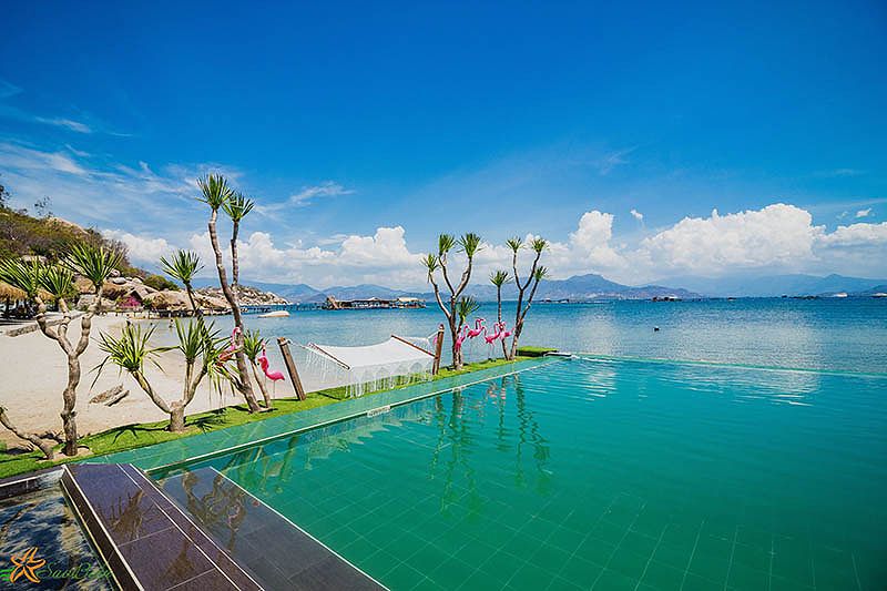 Hồ bơi tràn bờ cực chill tại Resort Sao Biển Cam Ranh