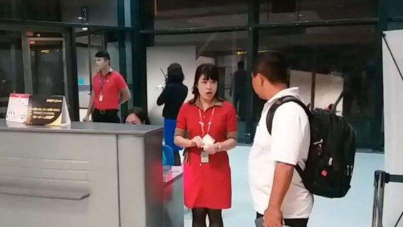 nhân viên Vietjet xé vé